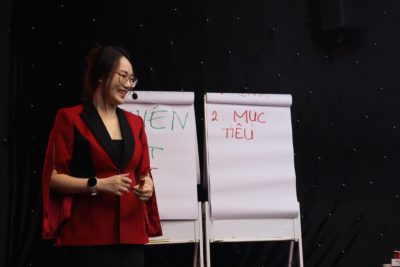 Tạ Kỳ Anh lựa chọn không gian sống với cửa và nội thất gỗ công nghiệp